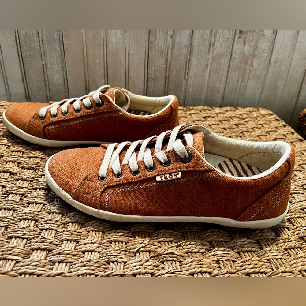 Taos Footwear Women's Rust Orange Canvas Lace-Up Sneakers